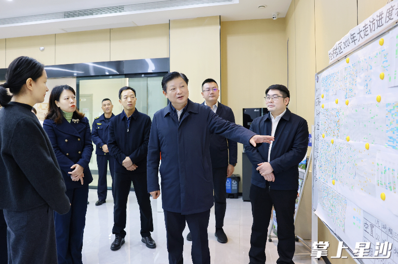 付旭明在星沙街道望圣桥社区党群服务中心，督导社区日常管理工作。 