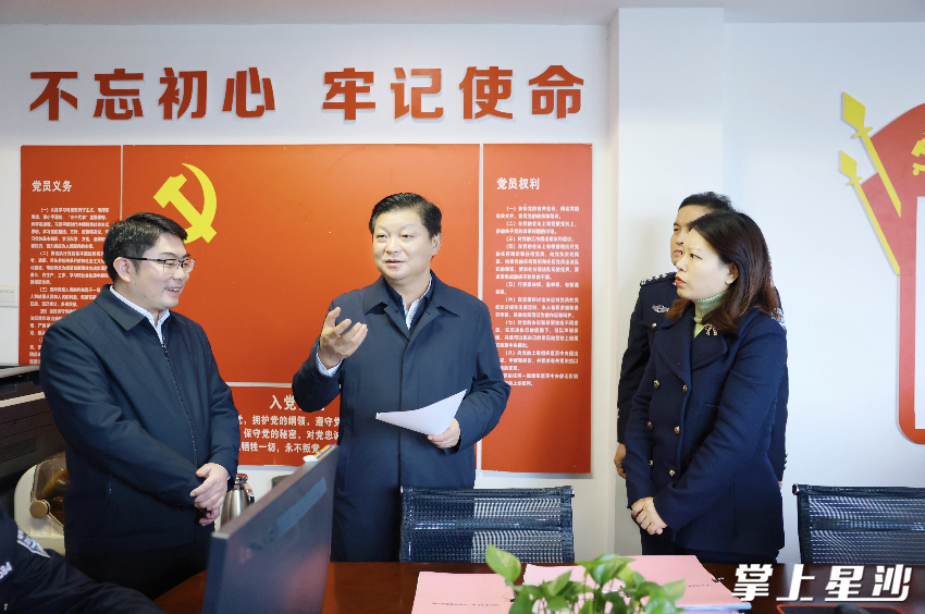付旭明在县交警大队，督导检查城市公共安全工作。均为曾诗怡 摄