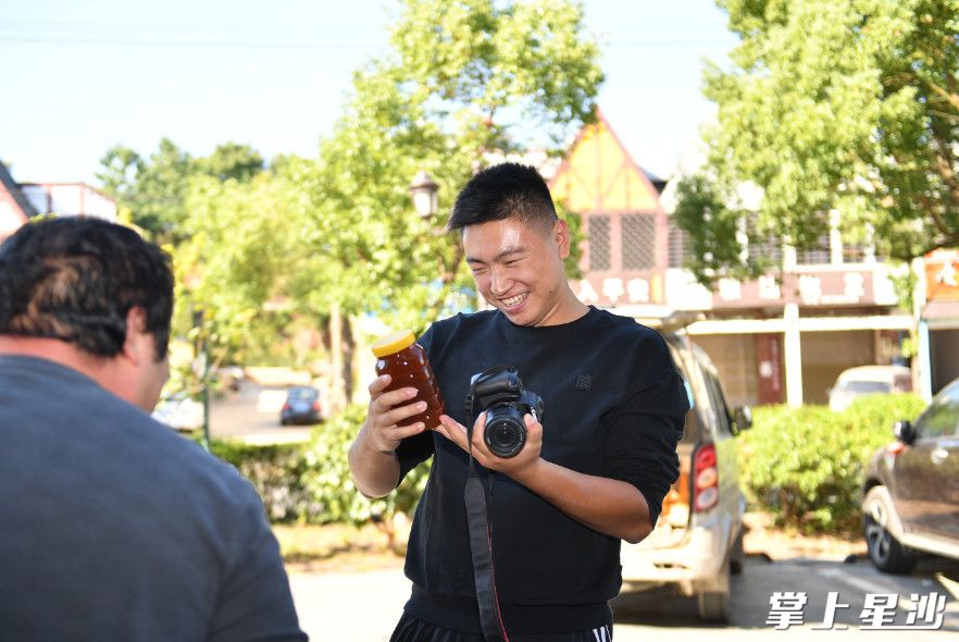 三年来，徐佶带领磐石青年团队做讲解、带活动，规划红色旅游精品线路，带动当地创收达300余万元。图为徐佶为当地农户直播带货。均为张庆 摄