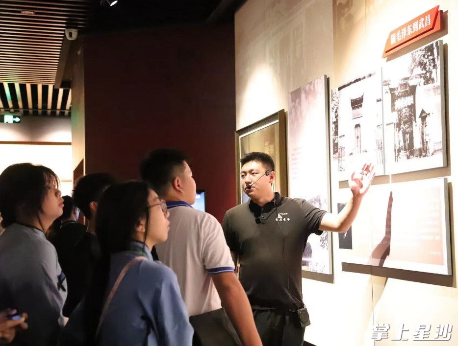 徐佶（右一）在杨开慧纪念馆带团讲解杨开慧生平。