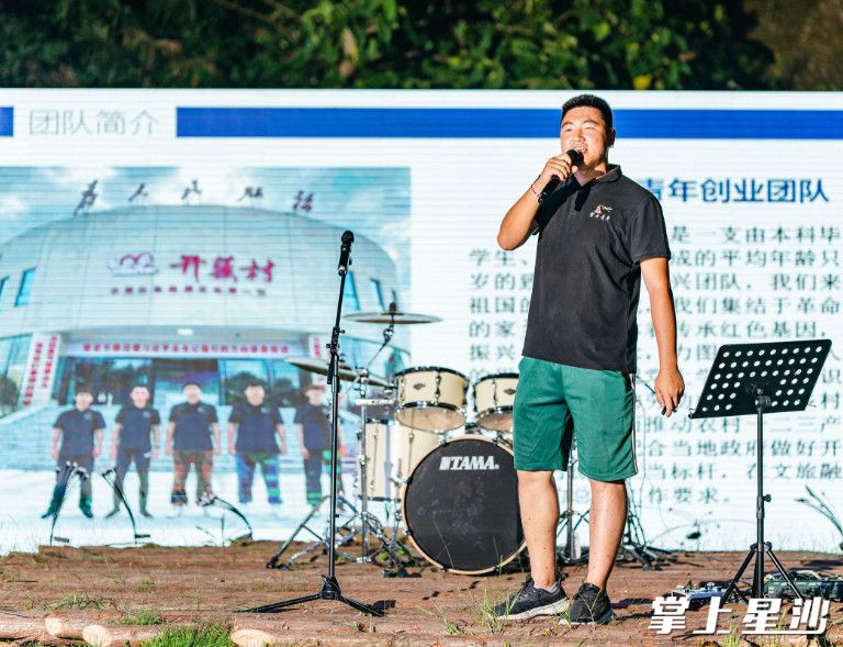 徐佶在青年创业论坛分享创业经历。