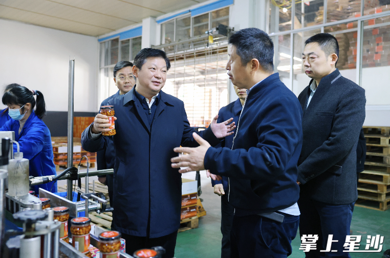 付旭明在长沙新景原食品有限公司，调研非物质文化遗产传承保护工作。均为曾诗怡 摄