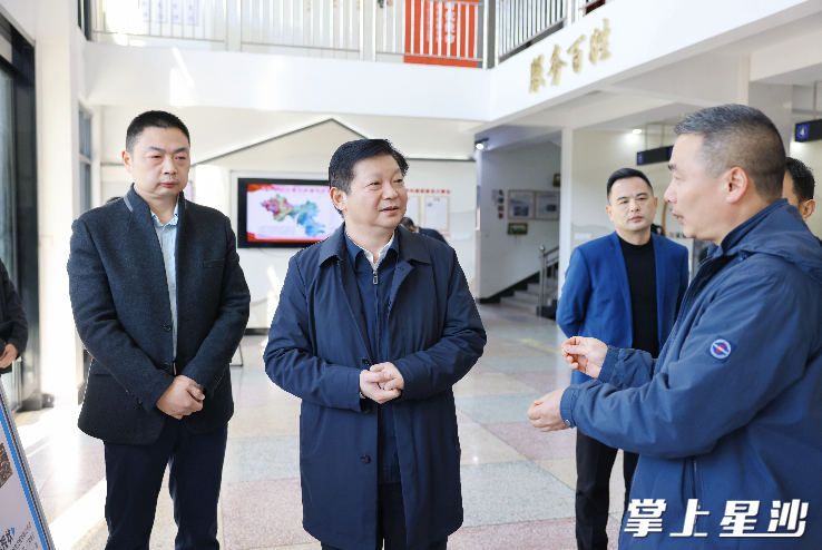 付旭明在万家铺村党群服务中心，调研农村集体经济发展和支村（居）“两委”成员专兼职化试点工作。