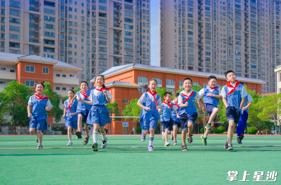 课间，长沙市湘龙小学的学生们开心在校园操场奔跑。章帝 摄