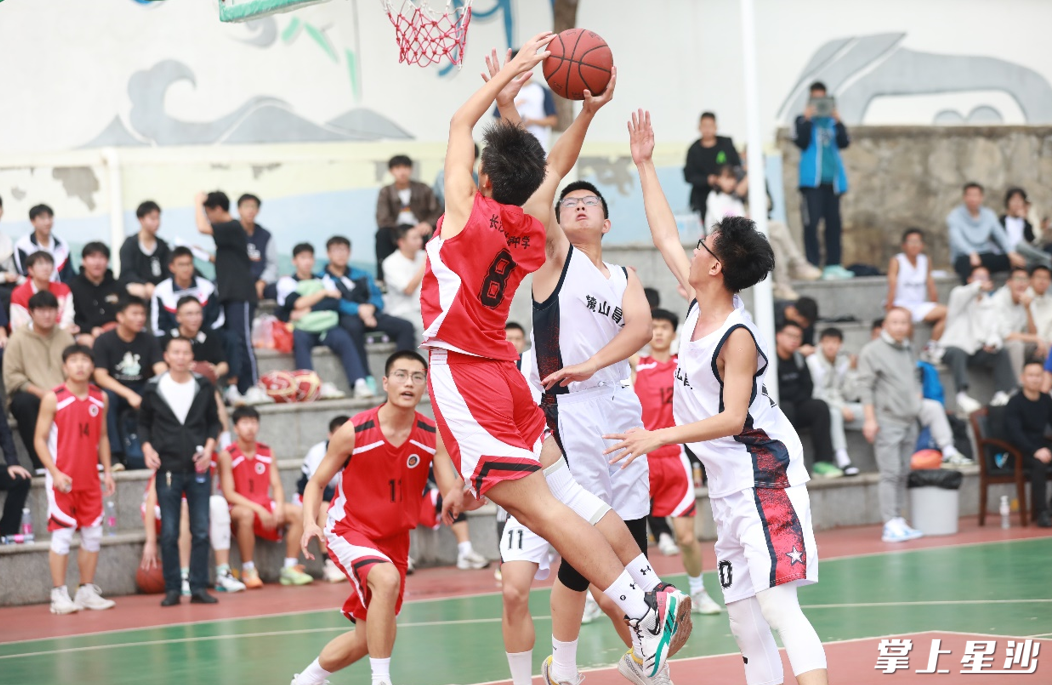 长沙县2024年“星少年”中小学生篮球县级联赛拉开帷幕，来自长沙县16所公民办高中学校、8大教育集团的90支代表队，1000余名学生篮球健儿齐聚一堂，展开激烈角逐。李杰 摄