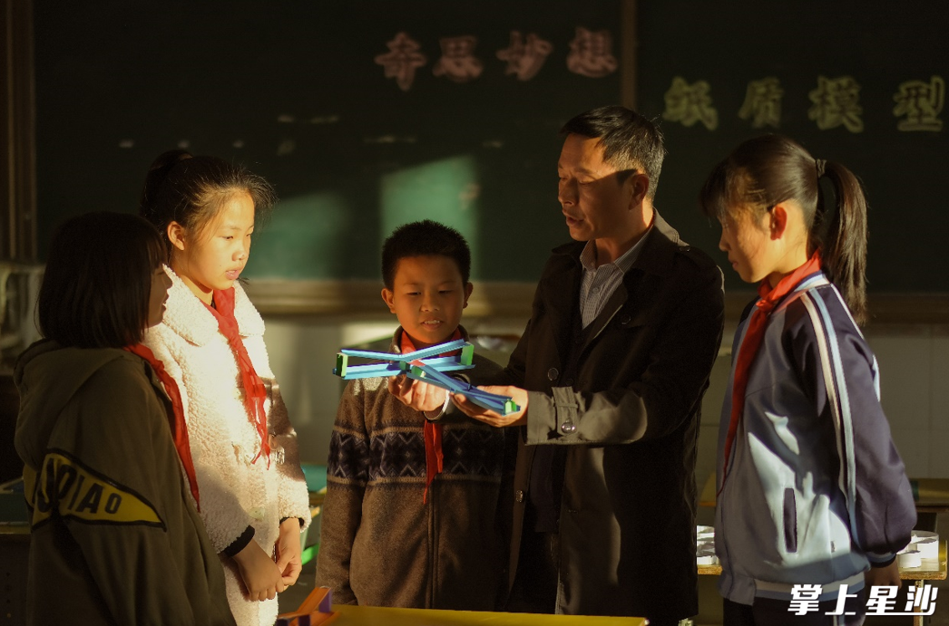 三年来，长沙县坚持教育优先发展，真金白银新建、改扩建学校，全力缩小城乡、区域、校际、群体之间差距。章帝 摄