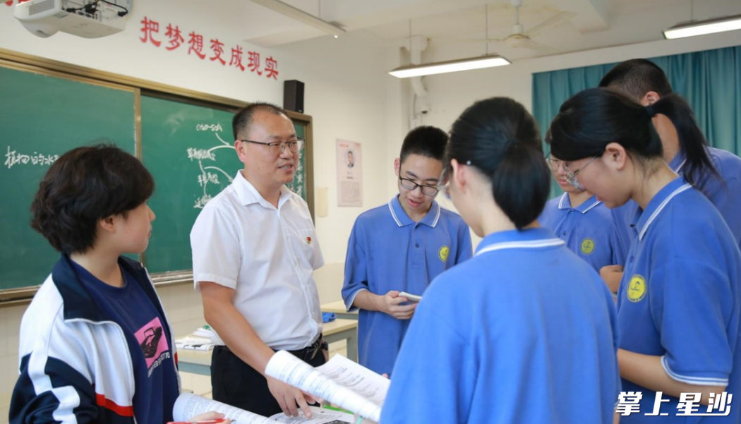 刘良智是长沙县第一中学生物奥赛队主教练，作为2022年长沙县引进的名优教师，刘良智来星沙工作已有两年，梦想已经在这片教育热土“生根发芽”，拔节而长。李杰 摄
