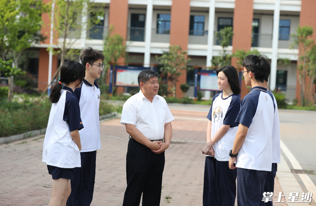 长郡自贸临空高级中学校长骆宪武周一到周五都住在学校，利用空闲和学生交心交流，了解学生学习生活状态。李杰 摄