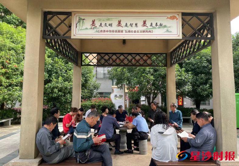 　　在湘龙街道水渡坪社区水渡家园小区“廉洁凉亭”内，小区居民正在讲述起自己的家风故事。　　湘龙街道供图