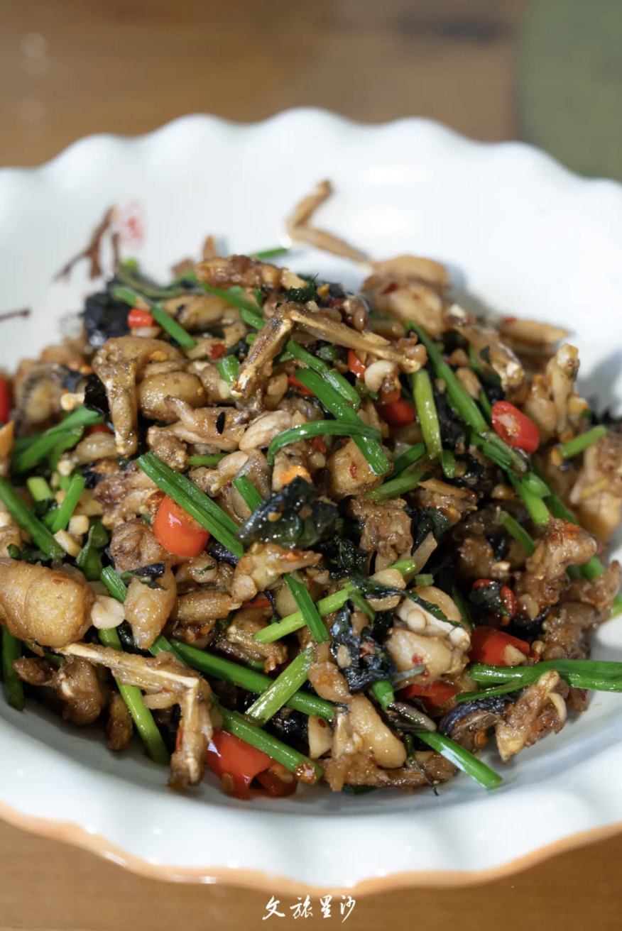 马家村土菜馆香辣诱人的炒牛蛙，鲜味十足。
