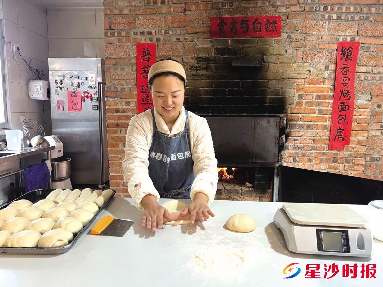 　　吴正春烤制出的面包，外皮酥脆，内里柔软，全部都被客人预定，供不应求。图为吴正春正在做面包。刘乐珊 摄