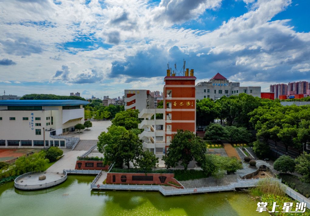 蓝天白云下,长沙县第一中学校园风景如画。均为李杰 摄