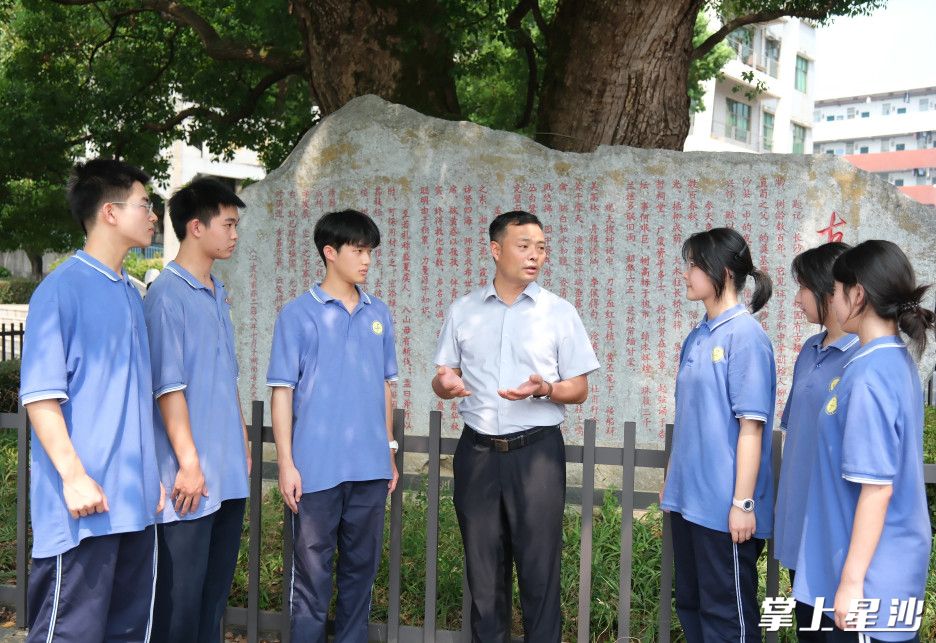 长沙县一中校长唐建国非常关心学生学习生活,课余时间和学生一起开心交流。