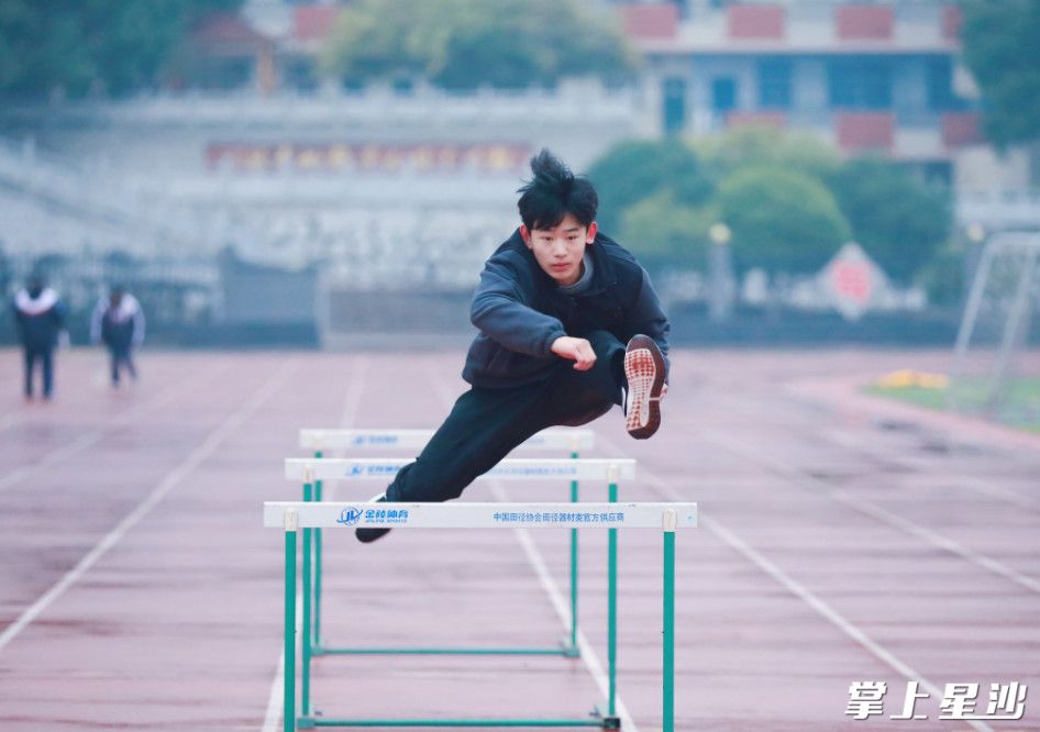 每天下午，赵城程都会在长沙县一中操场训练,完成一个个漂亮的跨栏。