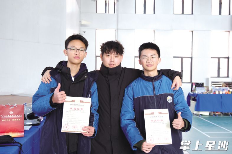图为王宇涵（左）、何润航（右）和研究性学习老师甘晋宇合影。均为李杰 摄