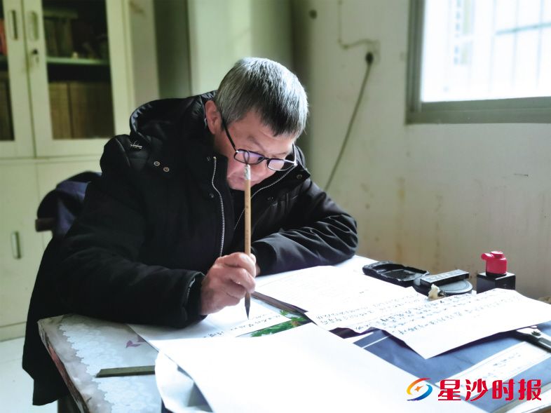 　　吴乐华擅长用纸笔，或写或画，把学习掌握的非遗知识资料都编辑成册，方便备份和流传。金井镇供图