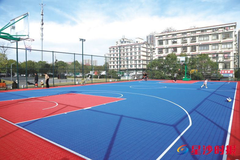 　　在泉塘街道太平桥巷丁家岭安置区新改建的篮球场，不少市民前来这里打球、跳舞、散步，享受健康惬意的生活。县文旅局供图