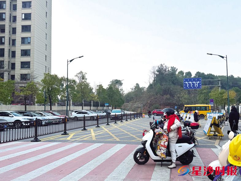 　　长沙市南雅星沙实验小学校周边新安装了隔离护栏，改变了以往一到上下学高峰期就拥堵的现象。 长龙街道供图