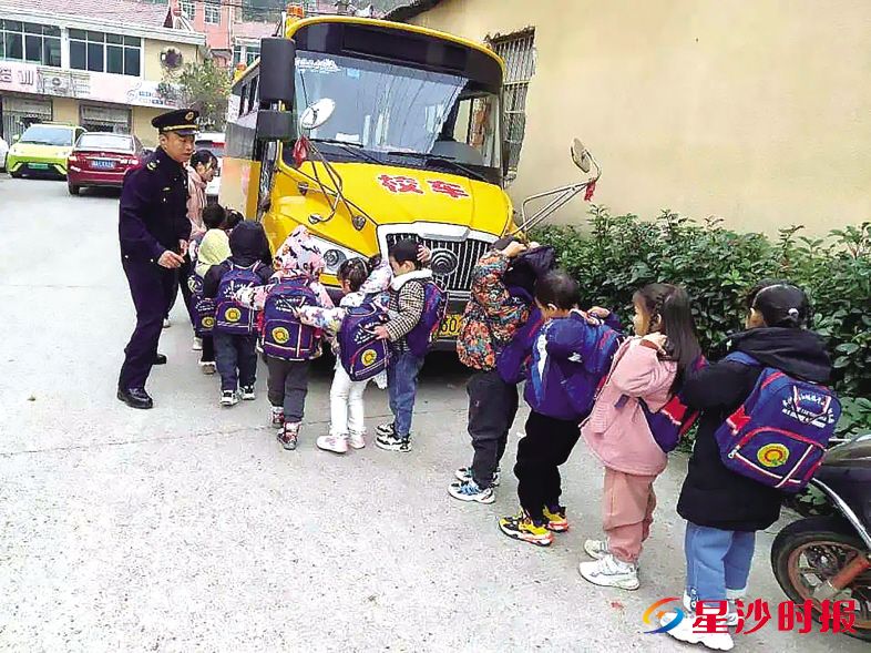 　　放学后，执法队员护送孩子们乘坐校车。县行政执法局供图