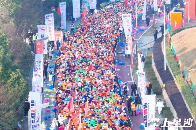 比赛现场,选手们你追我赶,全力奔跑。 比赛现场,选手们你追我赶,全力奔跑。