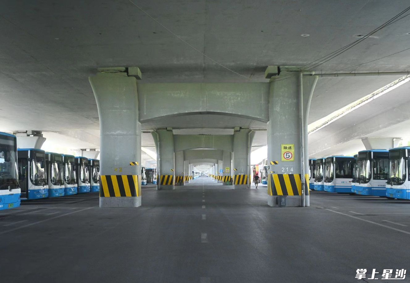 星沙联络线桥下空间成为公交车停放及调度的“中转”基地。长沙县城管局供图 星沙联络线桥下空间成为公交车停放及调度的“中转”基地。长沙县城管局供图