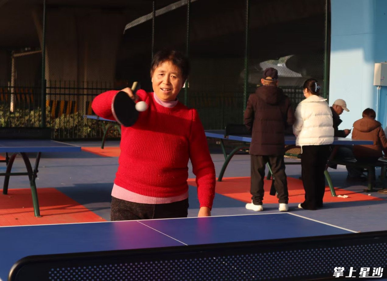 附近居民在西二环联丰路桥下打乒乓球。摄影 李媛 附近居民在西二环联丰路桥下打乒乓球。摄影 李媛