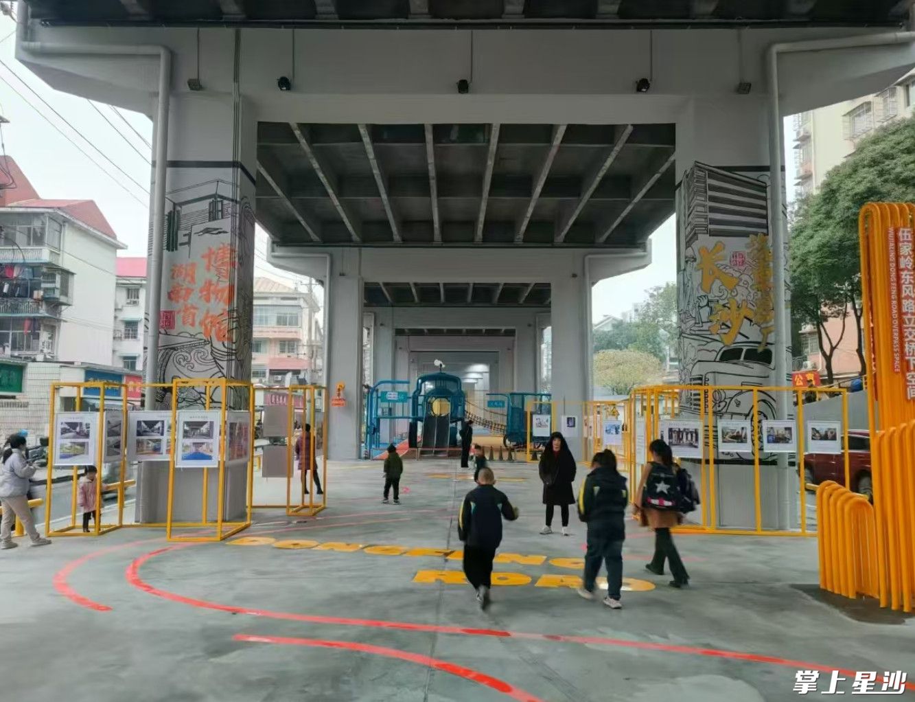居民参观东风路高架桥下文化展示区。供图开福区城管执法局 居民参观东风路高架桥下文化展示区。供图开福区城管执法局