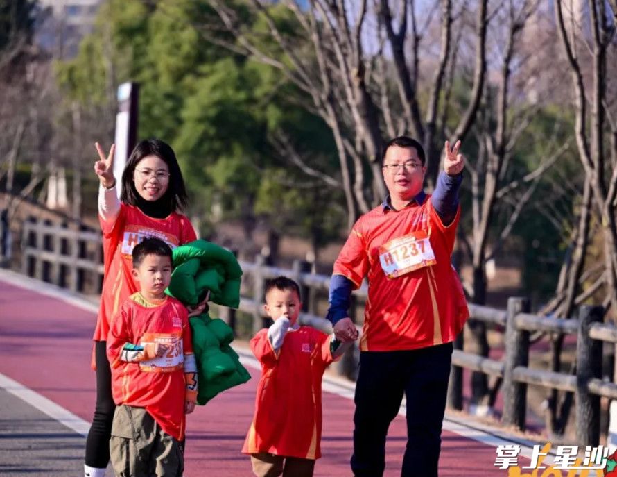 参与马拉松的亲自家庭。