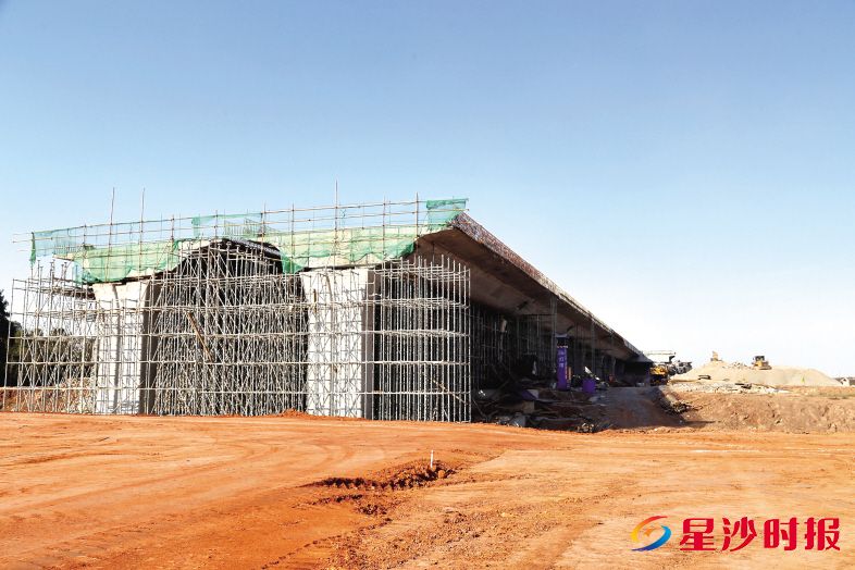 项目进展顺利,正在进行桥梁、箱涵、土石方转运、桩基础等方面施工,其中土石方填挖工程已完成93%、箱涵工程已完成60%。 陈晨 摄