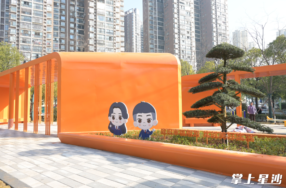 湘龙街道贺龙体校路街角花园。 湘龙街道贺龙体校路街角花园。