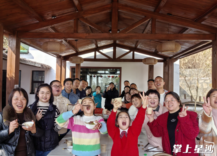 游客在影珠山上的民宿欢度春节。桐乐·影山居供图。