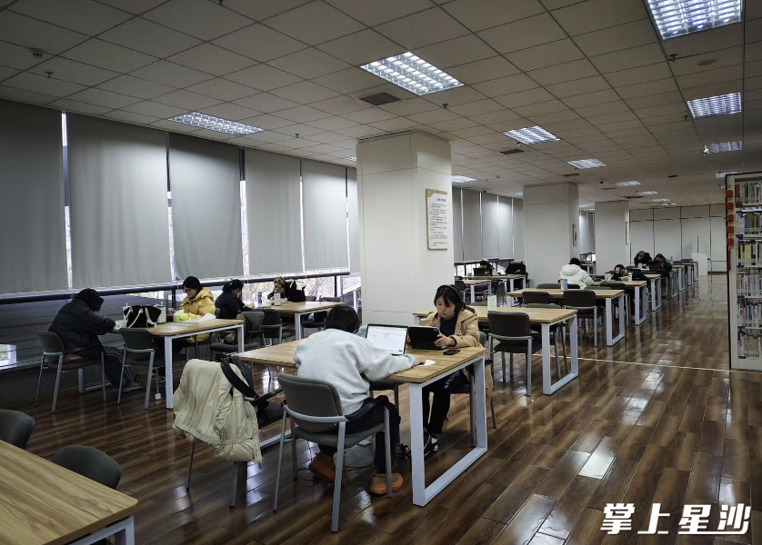春节假期，许多人在图书馆看书。长沙县图书馆供图