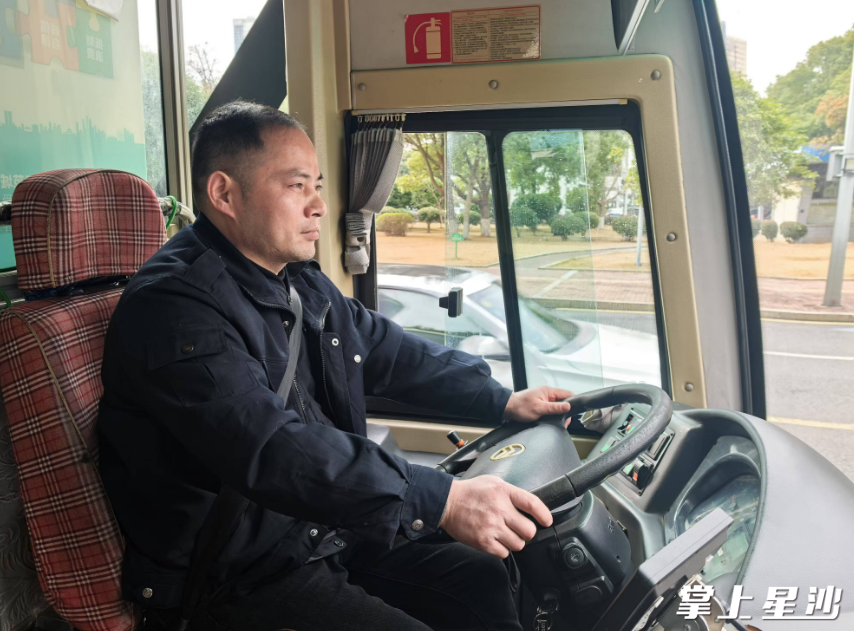 任安明春节期间坚守岗位，护航群众安全出行。受访者供图