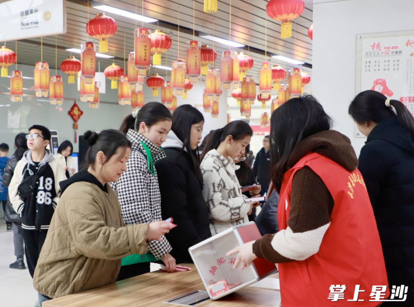 长沙县图书馆推出的“迎新春有奖猜灯谜”吸引了不少读者积极参与。长沙县图书馆供图