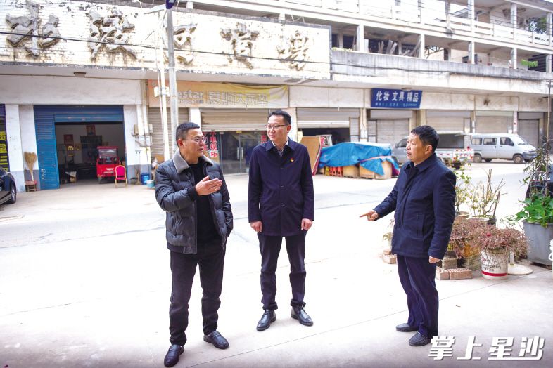 周国俊（中）经常邀请政府职能部门负责人与企业一起协商。刘思源 摄