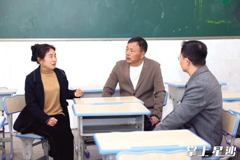 人大代表在花园小学走访,对教育事业发展问题进行调研。李杰 摄 人大代表在花园小学走访,对教育事业发展问题进行调研。李杰 摄