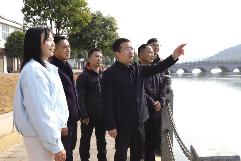 江背镇政协委员活动组聚焦发展热点开展调研。李丹 摄