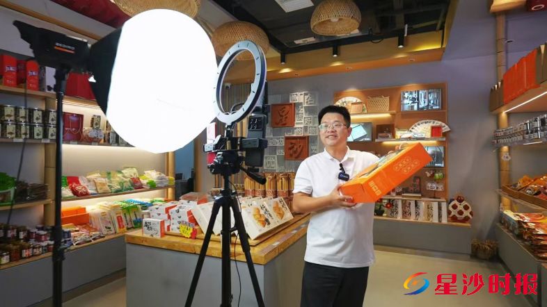 线上线下齐发力，星沙甄选通过电商直播带货扶农助农。