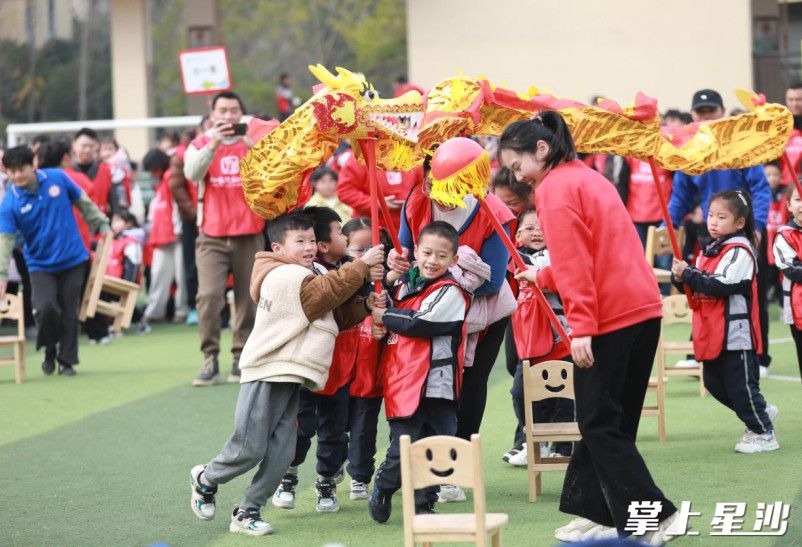 长沙市百熙第二小学举行亲子运动会，全校师生与家长在欢声笑语中感受运动与传统民俗文化的魅力。李杰 摄