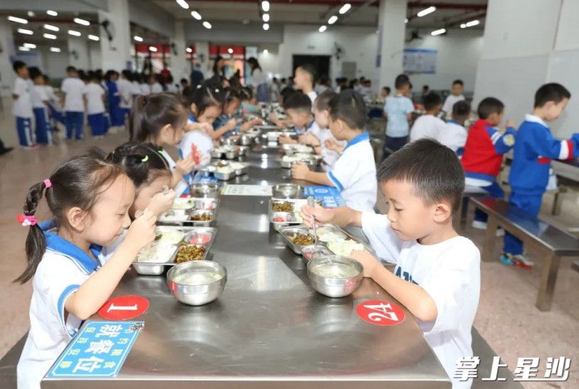 长沙市南雅星沙实验学校引入“智慧食堂”系统，家长可以随时了解学生在校的用餐情况。李杰 摄