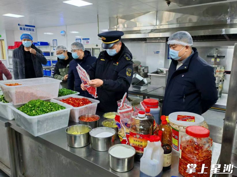 执法人员检查校园食品安全。