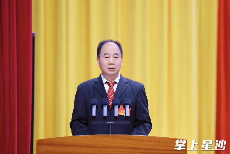 县政协副主席李建军作提案工作报告。
