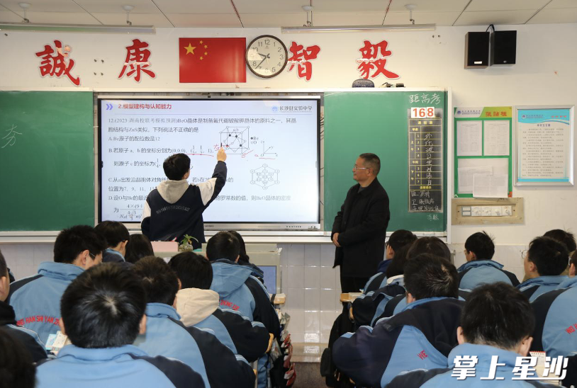 张水强老师正在上课，锻炼学生的模型建构与认知能力。学校供图
