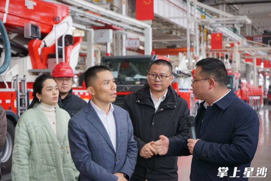 黄花镇党政领导与经发办干部走访三一泵送新城，了解企业所需。吴婉沁 摄