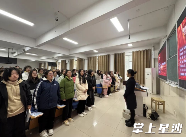 骄杨之歌走进大学校园。 骄杨之歌走进大学校园。