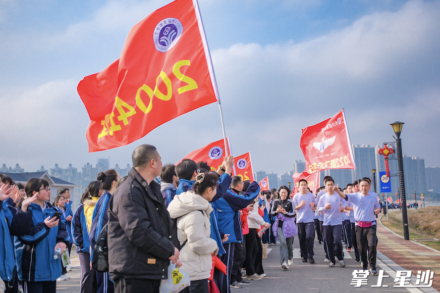 长沙县实验中学3000余名师生开展环松雅湖励志毅行活动。学校供图