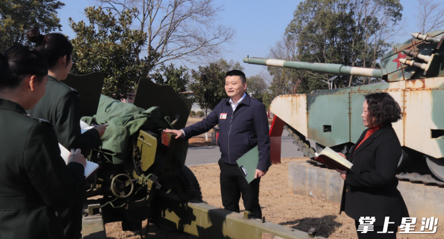 牛山（右二）同基地职工探讨国防教育课程。杨源 摄