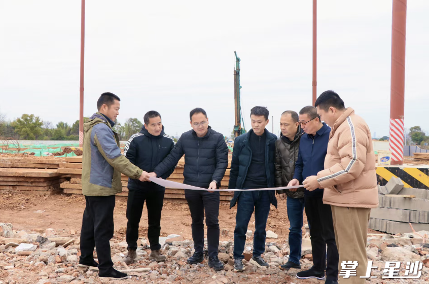 㮾梨片区指挥部副指挥长杨照（左三）在项目现场调度征拆进度。