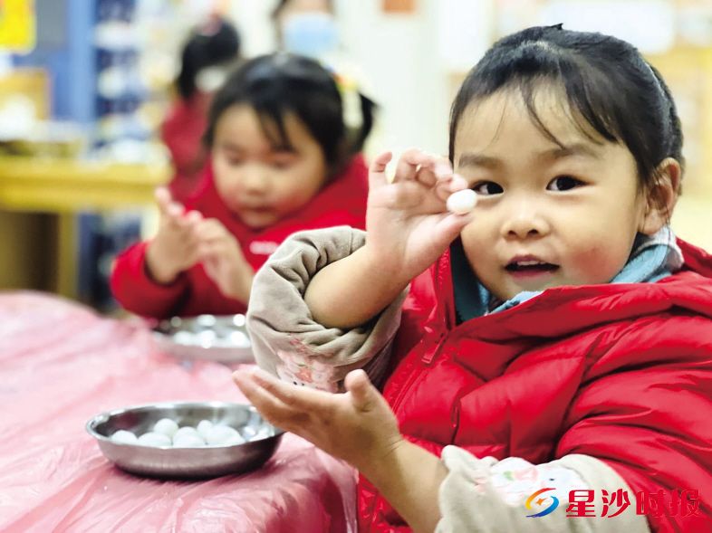 　　在松雅湖幼儿园，孩子们兴致勃勃地做汤圆。学校供图