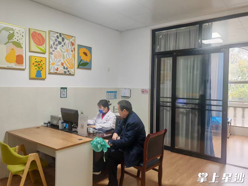湘龙街道社区卫生服务中心有效解决了特殊慢性病患者“开药难、排队久”的痛点。县医保局供图